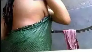 Indian outdoor mms of Desi bhabi caught by neighbor during bath