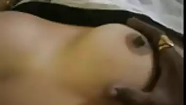 desi aunty in saree showing boobs
