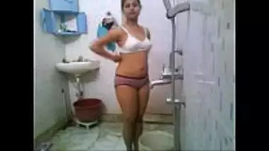 Desi college babe’s nude bath in the hostel