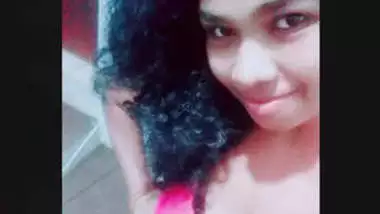Cute lankan Girl Showing her Boobs and Pussy