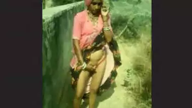 Desi bhabhi Pussy Show in Outdoor