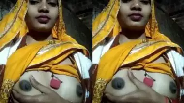 Bhabi Showing boobs