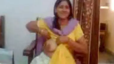 Desi hot aunty showing boobs