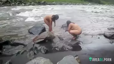 Hidden cam voyeur sex clip two sexy desi aunty taking a bath outdoor by the river