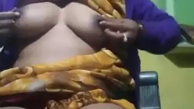 Sexy Desi Bhabhi Shows her Boobs and Ass
