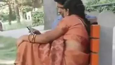 MMS of Punjabi bhabhi in saree shows big Boobs in park