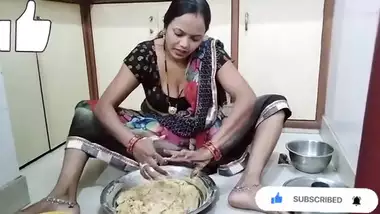 Seema saroj aunty boob show