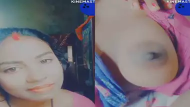 Unsatisfied Bengali Boudi showing boobs on video call