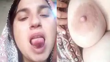 Pathan wife showing huge boobs for secret lover