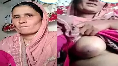 Pakistani mature aunty showing boob on cam viral clip