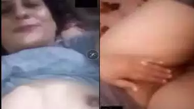 Bhabhi boobs show and bald pussy viral fingering