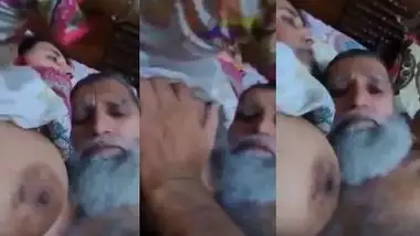 Old pervert fucks his son’s wife in Bangladeshi sex